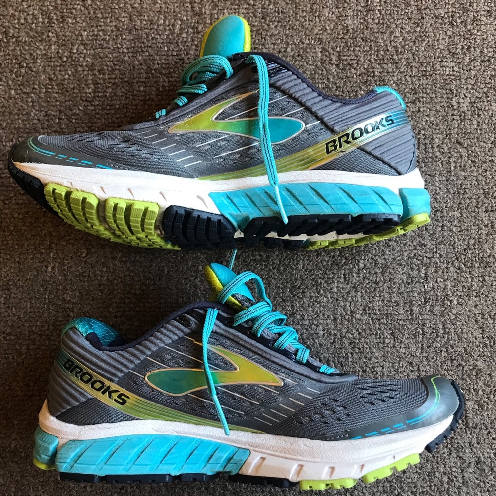Grey Brooks Goast 9 running shoes